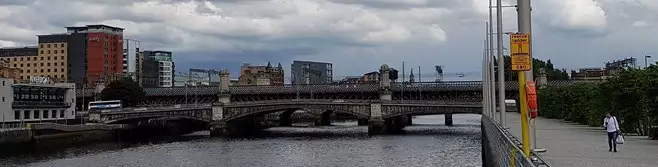 Her ses en å og en bro